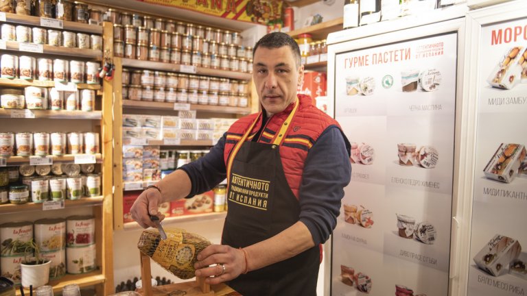 През годините в Испания Васил се е захванал с няколко различни бизнеса. Дори отваря заведение в Мадрид.