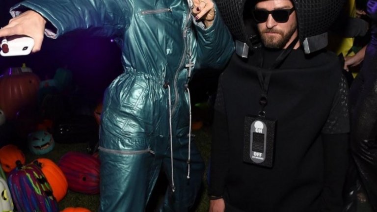 Джесика Бийл и Джъстин Тимбърлейк 
Актрисата Джесика Бийл тази година се преобрази в съпруга си Джъстин Тимбърлейк, а той самият се дегизира на микрофон. Странното им хрумване обаче си има предистория. Преди известно време Бийл споделя по време на интервю, че не е слушала нито една песен на NSYNC - бандата, в която беше Тимбърлейк. Така Джъстин измисля своето "наказание" за съпругата си - да се маскира като него на тазгодишния Хелоуин.