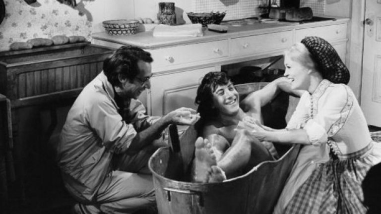 Режисьорът Артър Пен дава напътствия на актьорите Дъстин Хофмън и Фей Дънауей във филма "Малък голям човек" (1970)