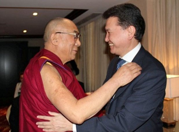 И със своя духовен водач Далай Лама. 