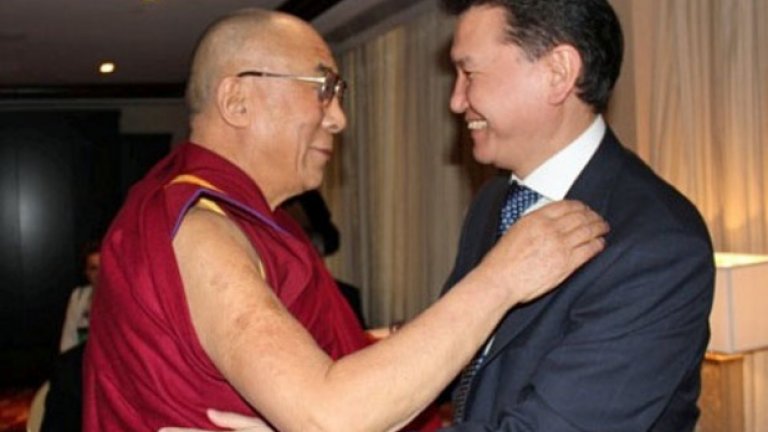 И със своя духовен водач Далай Лама. 