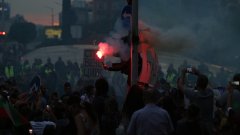 Сблъсък между протестиращи и полицаи пред бившия Партиен дом