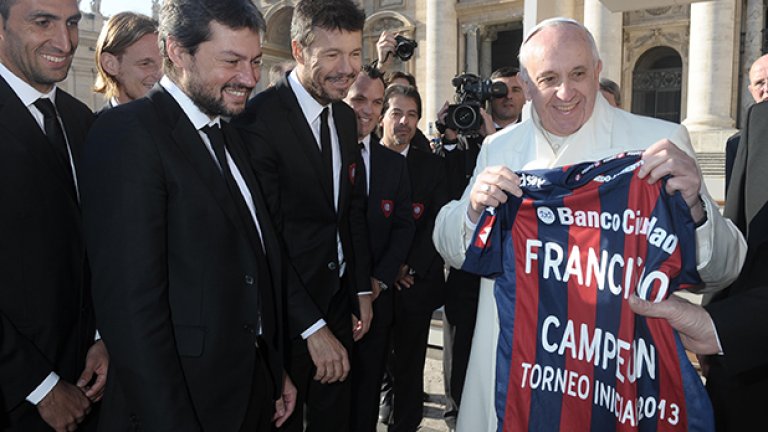 Папата получи екип на Сан Лоренсо, след като любимият му тим взе титлата