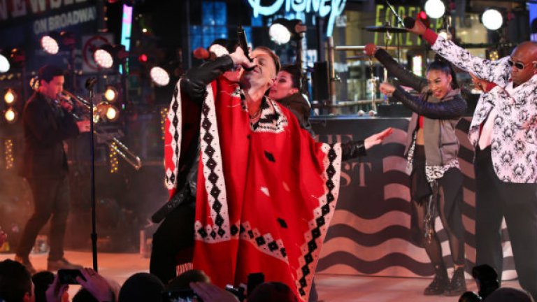 При появата си Макълмор се топлеше в червено пончо, но не след дълго го свали и се метна в публиката