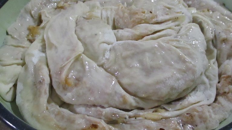 Начин на приготвяне: 
Замесва се меко тесто, което се оставя да почине около 30-40 мин. Разделя се на няколко парчета и се разточва на много тънки кори. 
В двата дълги края на всяка се слага от плънката и се поръсва с малко олио. По желание може да не слагате захар, а може да комбинирате сладко и солено. 
Навива се на рула – по едно от всяка страна и се слага в намаслена тава...