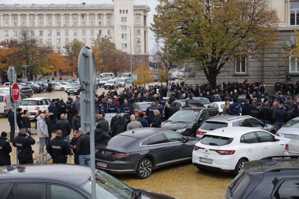 Полицаи излязоха на протест в защита на Калин Стоянов и битите си колеги