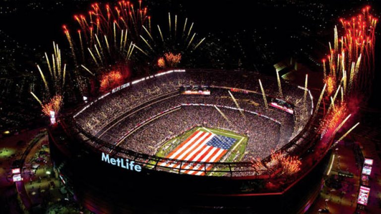 На това чудо ще се играе Супербоул. Имаше спорове дали финалът, който е през февруари, трябва да се играе на открит стадион. Но вижте как изглежда, когато на него има голямо шоу. А по-голямо от финала за "Винс Ломбарди" в американските спортове няма...