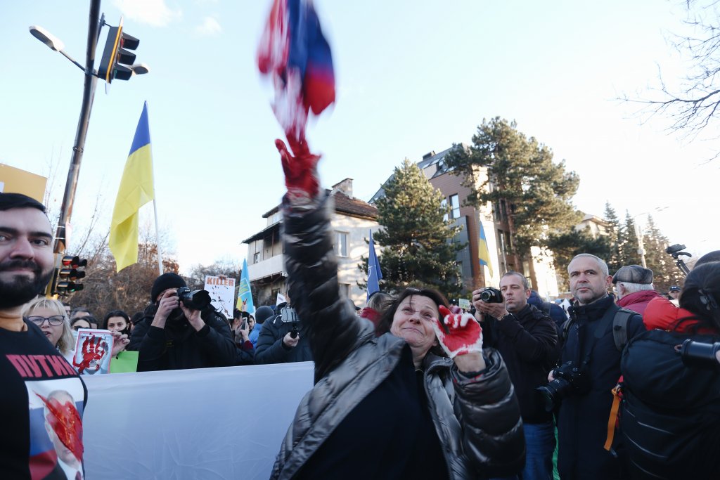 Протест срещу войната в Украйна пред руското посолство (Снимки и видео)