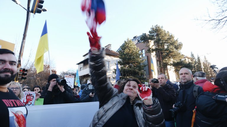 Протест срещу войната в Украйна пред руското посолство (Снимки и видео)