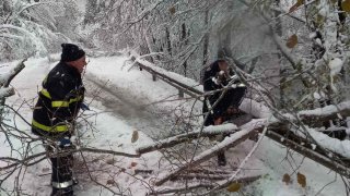 Редица населени места продължават да са без ток