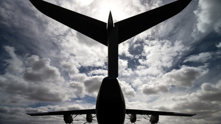 A400M е военен транспортен самолет, задвижван от четири турбовитлови двигателя TP400. След заснемането на касакадата няколко други машини от същия модел на Airbus претърпяха тежки инциденти.