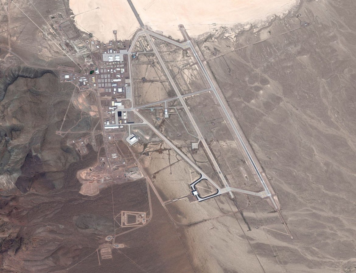 "Зона 51" е военна база, която се намира на 80 км от Лас Вегас. Тя е придобита от американските военновъздушни сили през 1955-а. Истинското име на "Зона 51" е летище "Хоуми", мястото е трябвало да се използва за разработка и тестове на експериментални самолети. Причината хората да наричат летището така е, че по време на войната във Виетнам ЦРУ използва това кодово название за базата. Не е ясно защо й дават точно това име.

Туристите, които се опитват да приближат базата, са посрещани със знаци, които ги предупреждават, че преминаването оттам ще има сериозни последици. 

Въпреки че истинското предназначение на базата остава неизвестно, според слуховете тя е дом на разбило се там НЛО и неговия екипаж. Категорични доказателства за тази теза така и не се появяват, но жители в района твърдят, че през нощта редовно виждат светлини в небето и летящи обекти.