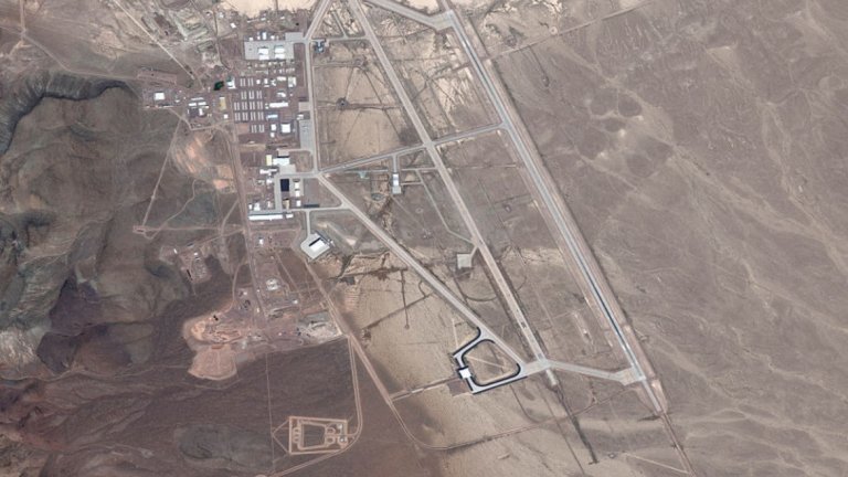 "Зона 51" е военна база, която се намира на 80 км от Лас Вегас. Тя е придобита от американските военновъздушни сили през 1955-а. Истинското име на "Зона 51" е летище "Хоуми", мястото е трябвало да се използва за разработка и тестове на експериментални самолети. Причината хората да наричат летището така е, че по време на войната във Виетнам ЦРУ използва това кодово название за базата. Не е ясно защо й дават точно това име.

Туристите, които се опитват да приближат базата, са посрещани със знаци, които ги предупреждават, че преминаването оттам ще има сериозни последици. 

Въпреки че истинското предназначение на базата остава неизвестно, според слуховете тя е дом на разбило се там НЛО и неговия екипаж. Категорични доказателства за тази теза така и не се появяват, но жители в района твърдят, че през нощта редовно виждат светлини в небето и летящи обекти.
