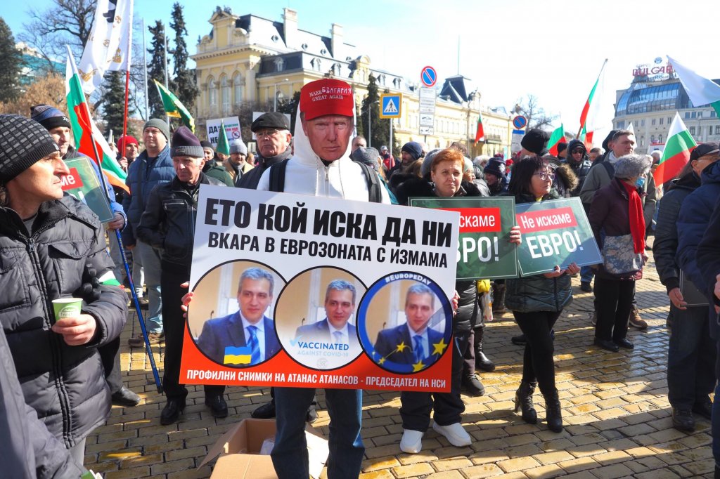 Палежи, арести и ранени полицаи на протест на "Възраждане" срещу еврото (снимки и видео)