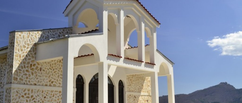 Нетрадиционната архитектура на православния храм и искрящата му белота придават на мястото екзотични средиземноморски нотки.