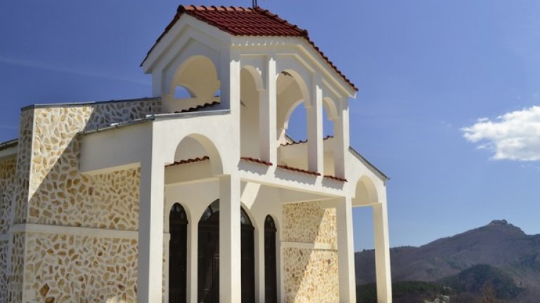 Нетрадиционната архитектура на православния храм и искрящата му белота придават на мястото екзотични средиземноморски нотки.