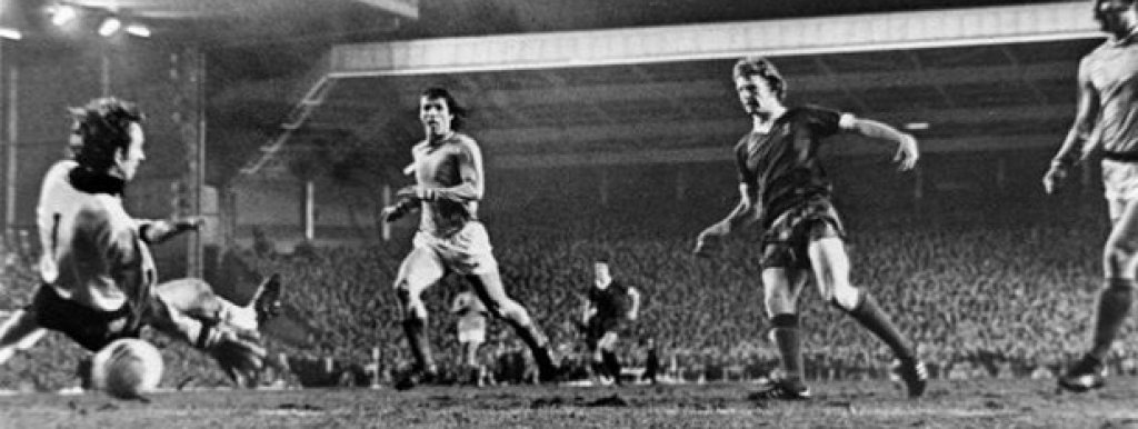 2. Ливърпул - Сент Етиен 3:1
КЕШ, четвъртфинал, втори мач, 1977 г. 
Това бе абсолютният лидер, докато отборът на Рафа Бенитес не пренаписа историята. Ливърпул губи първия мач във Франция с 0:1 и се нуждае от победа с два гола, за да продължи напред. И в крайна сметка я постига по пътя си към първата европейска титла.