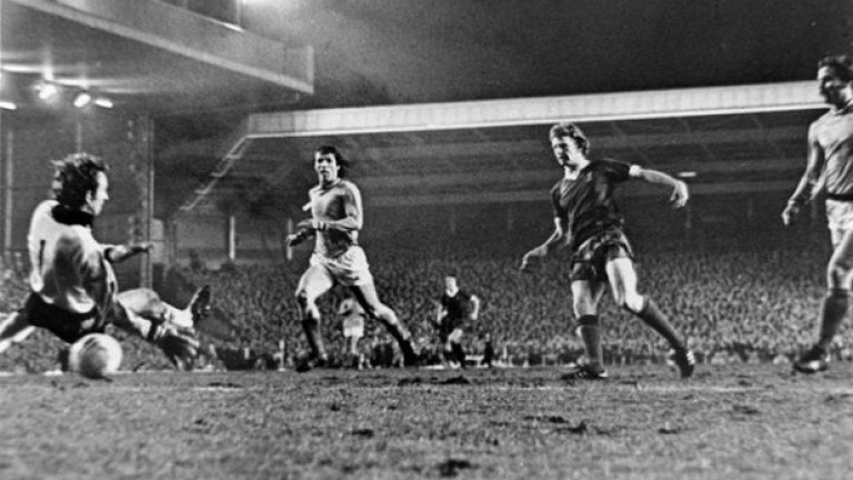 2. Ливърпул - Сент Етиен 3:1
КЕШ, четвъртфинал, втори мач, 1977 г. 
Това бе абсолютният лидер, докато отборът на Рафа Бенитес не пренаписа историята. Ливърпул губи първия мач във Франция с 0:1 и се нуждае от победа с два гола, за да продължи напред. И в крайна сметка я постига по пътя си към първата европейска титла.