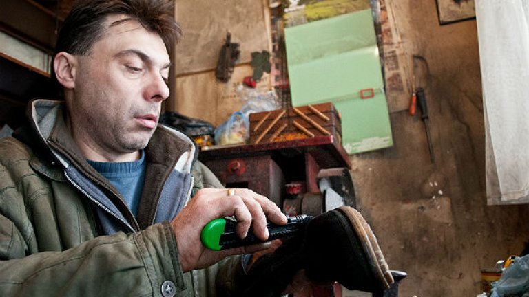 Тодор, който от години работи за Ангел, няма проблем с това да го снимам