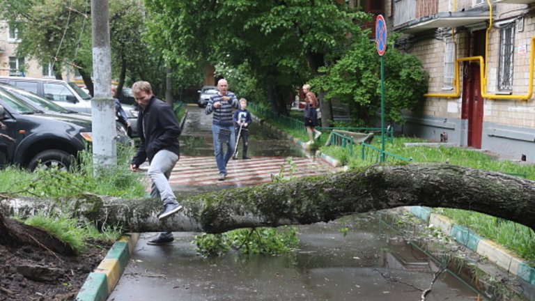 11 жертви, 146 ранени и щети за милиони след урагана в Москва (галерия)