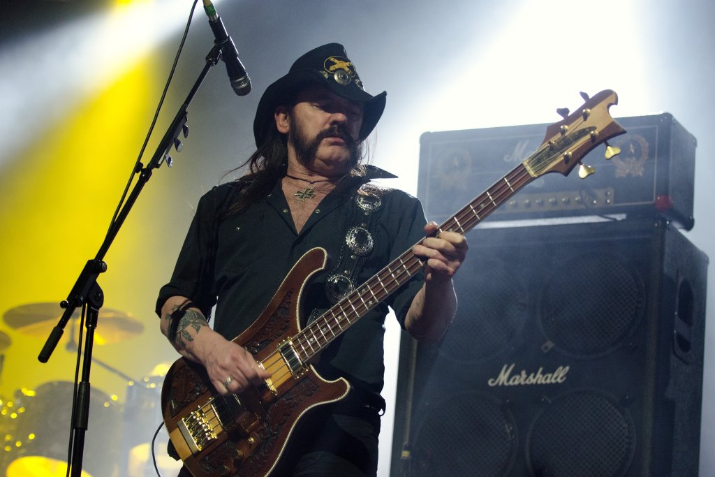 Леми Килмистър (Motorhead)
Нима си мислехте, че ще забравим Бога на рока? Леми е един от хората, които карат баса да изглежда готино, дори само като го държат, а той определено може много повече, отколкото просто да държи бас китарата. Като капитан на боен кораб с баса си той контролира както ритъм секцията, така и основната мелодия. Това, което Леми произвеждаше като звук на своите четири струни, се превръщаше в експлозивна и енергична сила. Защото музиката, идваща от баса на Килмистър е продължение на неговата същност - гръмка, ударна и по-голяма от самия живот.