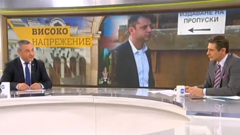 И може би най-важният въпрос: защо Симеонов свършва, вместо да започва с най-същественото: "няма съмнение, че живеем в държава, управлявана от две телевизии и от медийни кукловоди, от които треперят дори най-големите политически партии", пише Валери Симеонов.