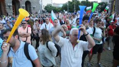 Исканията на демонстрантите са същите, като на събралите се в София на площад "Независимост" - оставка на правителство и на главния прокурор Иван Гeшeв