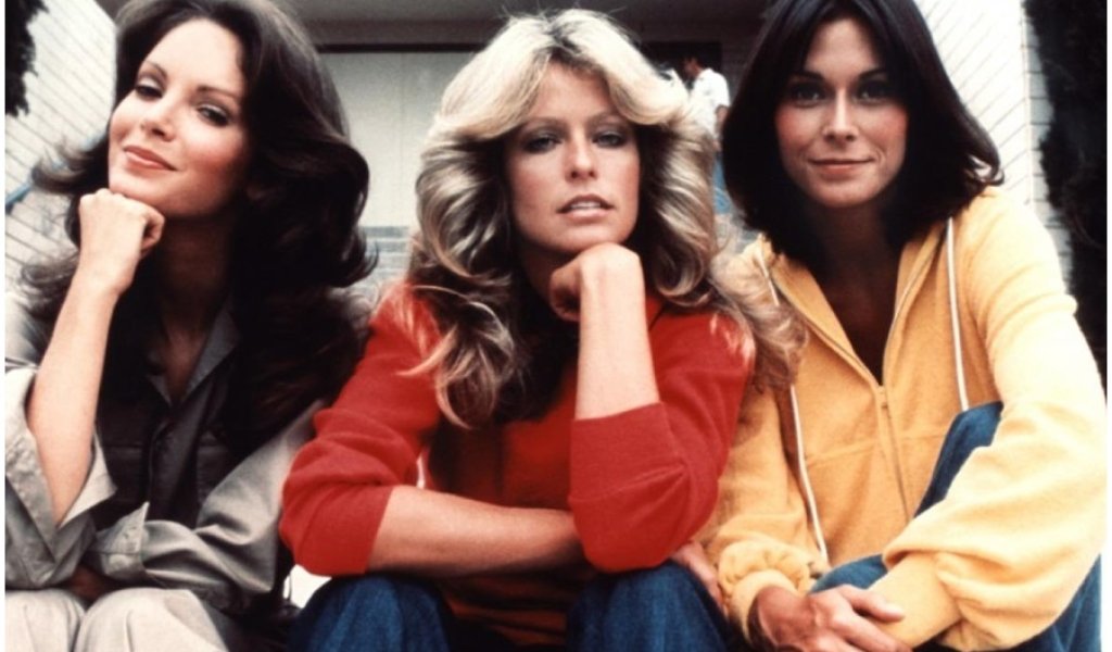 Ангелите на Чарли

От 1976-а до 1981- американската телевизия ABC излъчва сериал за три красиви жени, които работят като специални агенти за тайна организация в Ел Ей ръководена от мистериозния Чарли. Във всеки епизод те получават свръх секретна и м