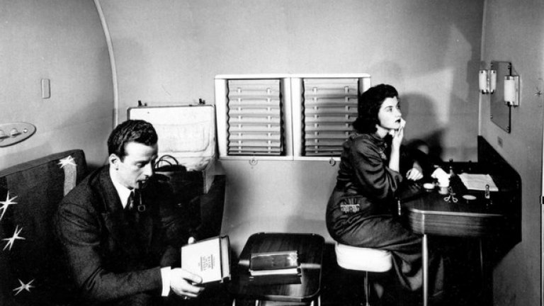 ...Още през 30-те години самолетите модел Clipper на Boeing са разполагали с места за оправяне на личния тоалет - нещо като будоар