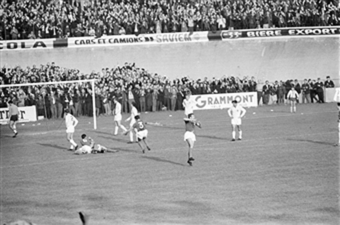 Югославия, Мондиал 1966
Този тим на Югославия достигна полуфиналите на Мондиал 1962, а по-късно игра и финал на Евро 1968, след като отстрани актуалният световен шампион Англия на полуфиналите. Месец преди Мондиал 1966 пък Партизан победи Манчестър Юнайтед в полуфиналите на КЕШ, преди да загуби финала от Реал Мадрид. В състава на това велико поколение блестят вратарят Милутин Соскич, либерото Велибор Васович и Драган Джаич на крилото, но отборът така и не се класира за въпросното световно. Квалификациите започват добре за Югославия, след победи над Люксембург и Франция, но през юни 1965-а отборът претърпява тежко поражение с 3:0 в Норвегия. Накрая именно “петлите” елиминириха Югославия след 1:0 във Франция.

