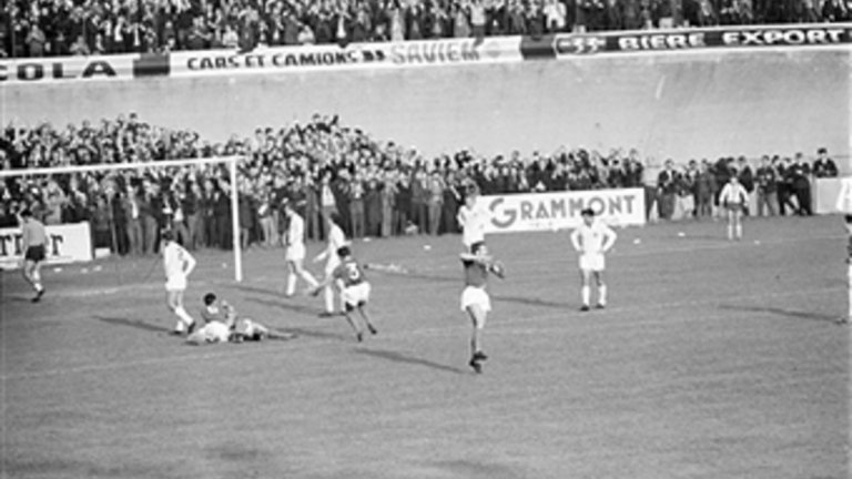 Югославия, Мондиал 1966
Този тим на Югославия достигна полуфиналите на Мондиал 1962, а по-късно игра и финал на Евро 1968, след като отстрани актуалният световен шампион Англия на полуфиналите. Месец преди Мондиал 1966 пък Партизан победи Манчестър Юнайтед в полуфиналите на КЕШ, преди да загуби финала от Реал Мадрид. В състава на това велико поколение блестят вратарят Милутин Соскич, либерото Велибор Васович и Драган Джаич на крилото, но отборът така и не се класира за въпросното световно. Квалификациите започват добре за Югославия, след победи над Люксембург и Франция, но през юни 1965-а отборът претърпява тежко поражение с 3:0 в Норвегия. Накрая именно “петлите” елиминириха Югославия след 1:0 във Франция.
