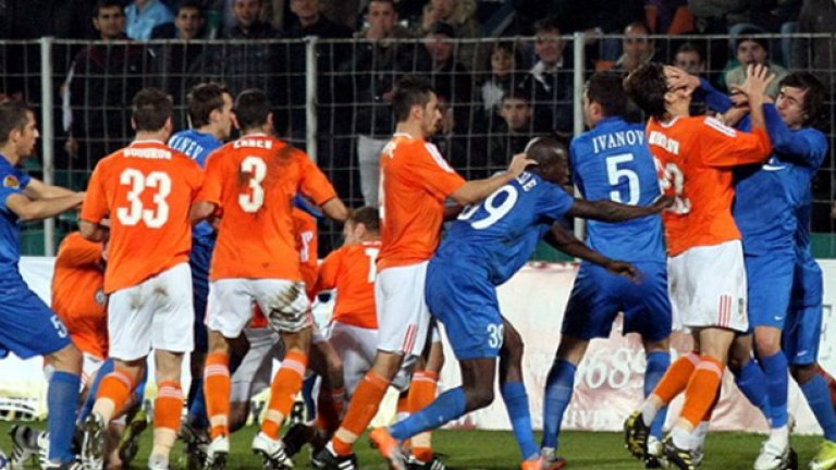 Дербито Литекс - Левски вече 15 години е част от фолклора на българския футбол