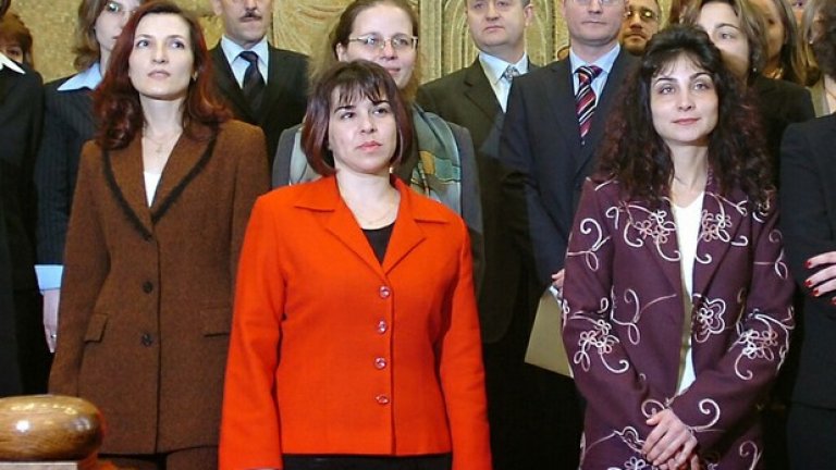 Съдия Аглика Адамова (с червеното сако) беше принудена да разкрие информация от личния си живот в опит да докаже, че приписваната съпричастност към действията на баща й не е основателна.