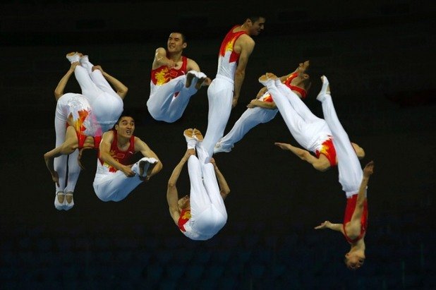 Китайският гимнастик Ту Ксиао по време на едно от изпълненията си в дисциплината "скок на трамплин" по време на 17-те Азиатски игри