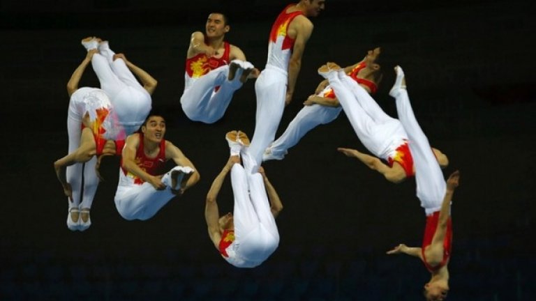 Китайският гимнастик Ту Ксиао по време на едно от изпълненията си в дисциплината "скок на трамплин" по време на 17-те Азиатски игри
