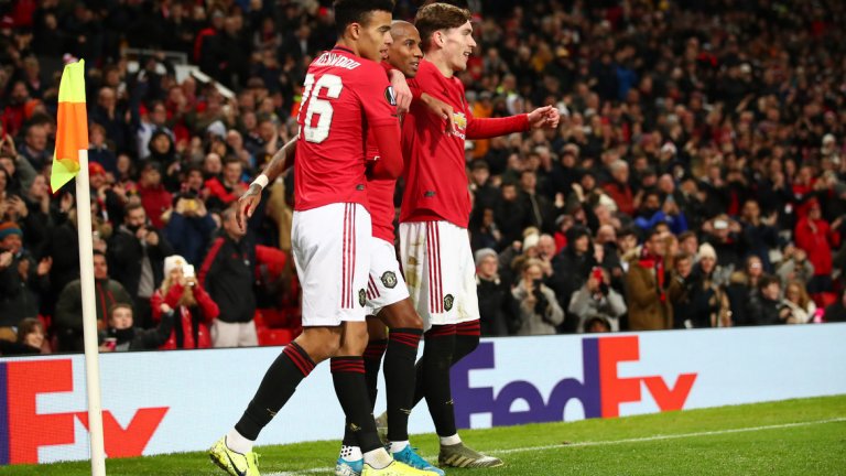 След като Ашли Йънг откри резултата, последва истинска буря пред вратата на гостите