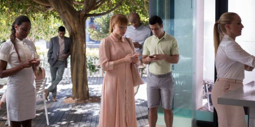 \"Black Mirror\" 
Сериалът, който се появи на екран през 2011 година, изследва опасностите, които съвременното дигитално общество крие за обикновения човек. Епизодите засягат теми, свързани с риалити телевизията, изкуствения интелект, онлайн комуника