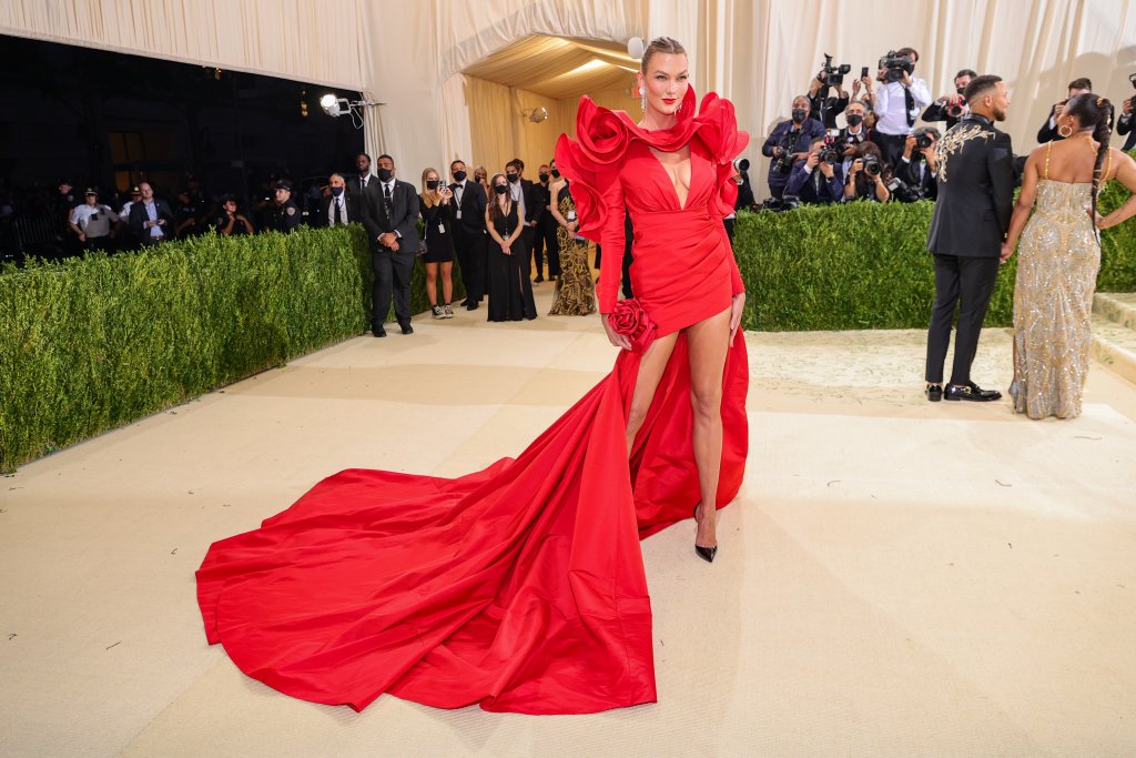 Карли КлосКлос предпочете яркочервена рокля на Carolina Herrera със смела дължина и деколте.