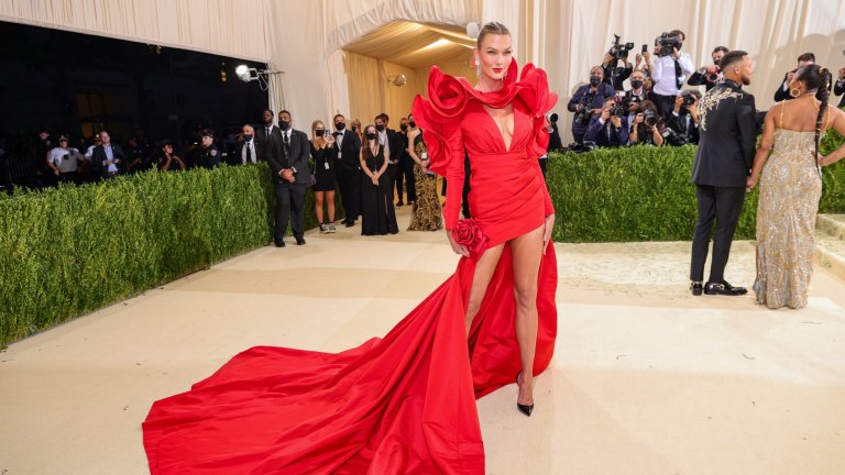 Карли КлосКлос предпочете яркочервена рокля на Carolina Herrera със смела дължина и деколте.