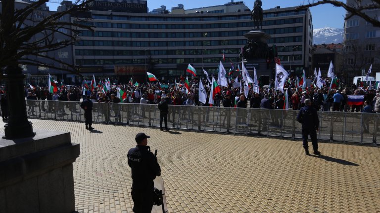 Протест на "Възраждане" пред НС: Искат неутралитет и оставка