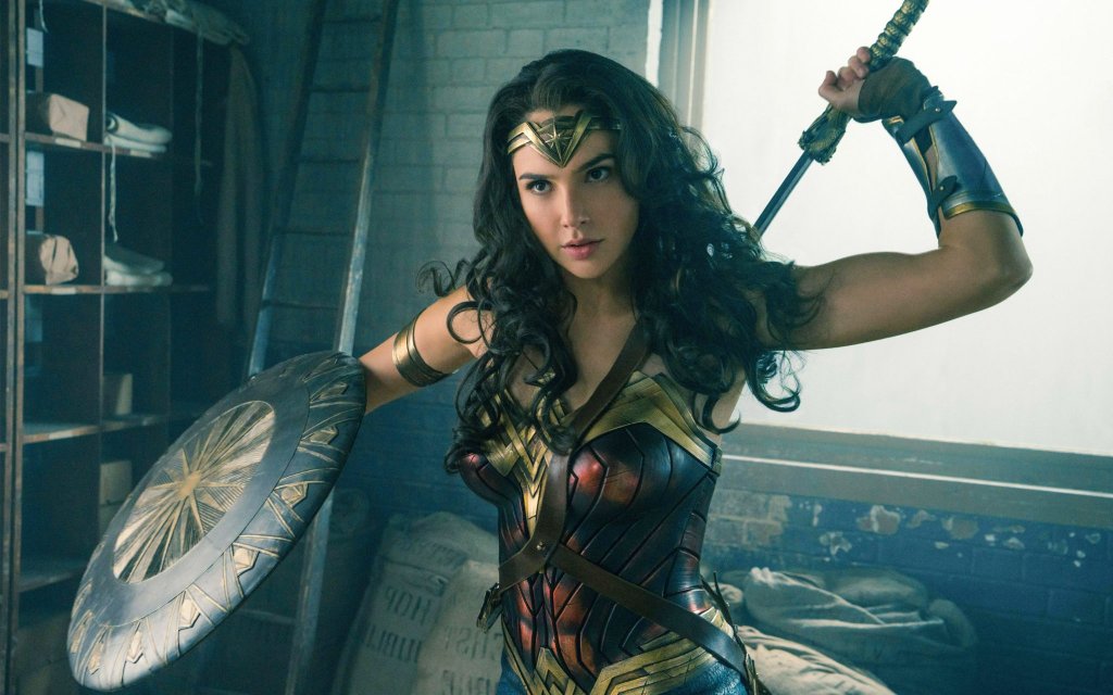Wonder Woman 
Филмът, който даде силен тласък на красивата Гал Гадот и утъпка пътя й към големите роли (да се надяваме). Тя влиза в ролята на жената боец Диана Принс и от нея струи най-мощната харизма на 2017-та досега. Всичко това няма как да не те 