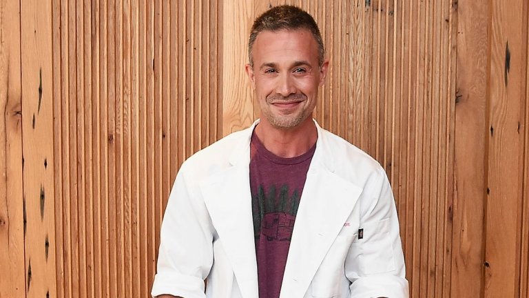 После актьорът влезе в ролята на Фред в игралната адаптация на "Скуби Ду" и филмовата му кариера взе да позатихва. За сметка на това стана доста активен на малкия екран с роли в "Адвокатите от Бостън", собствения си сериал "Фреди", "Кости" и Psych. За кратко беше сценаристи на кеч шоутата на WWE. Най-любопитното е, че игра джедай, макар и само с глас - актьорът озвучи Карън Джаръс, един от главните герои в анимационния сериал Star Wars: Rebels.
Що се отнася до личния му живот, женен е за популярната в същото десетилетие Сара Мишел Гелар ("Бъфи, убийцата на вампири"), с която са се снимали в няколко филма.