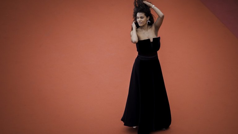 Момичето на Венсан отново е тук: Тина Кунаки на червения килим в Кан