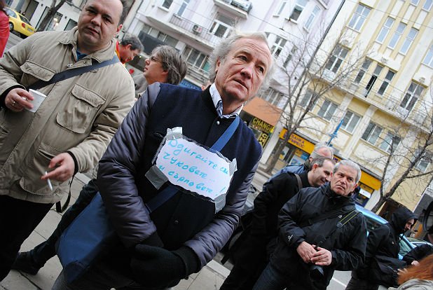 На протеста дойдоха известни български журналисти и общественици. Иво Инджев призова прокурорите "да си вдигат чуковете и сърповете"