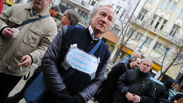На протеста дойдоха известни български журналисти и общественици. Иво Инджев призова прокурорите "да си вдигат чуковете и сърповете"