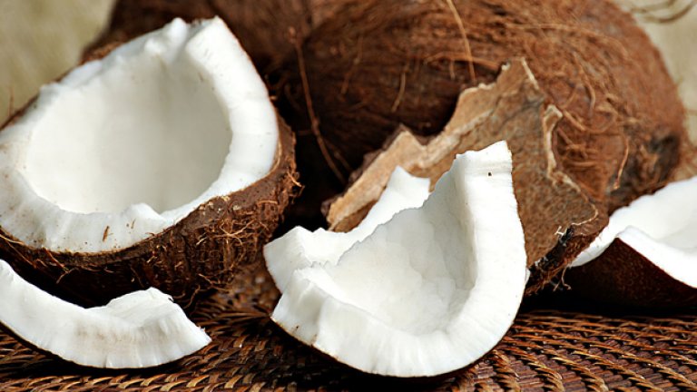 Кокосови орехи
Изглежда малко нетипично кокосов орех да ви удари по главата, нали? Грешите. Смъртните случаи, причинени от паднали кокосови орехи са около 15 пъти повече в сравнение с тези от атаки от акули. 1050 души в света умират от паднали кокосови орехи само за една година.