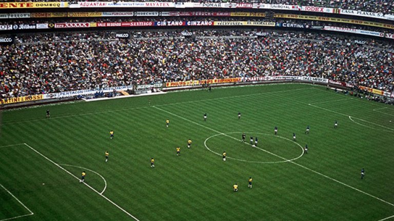 Птичи поглед върху "Ацтека", върху терена на която бразилците от 1970-а изнесоха лекцията си срещу Италия на финала. Футболна поезия!