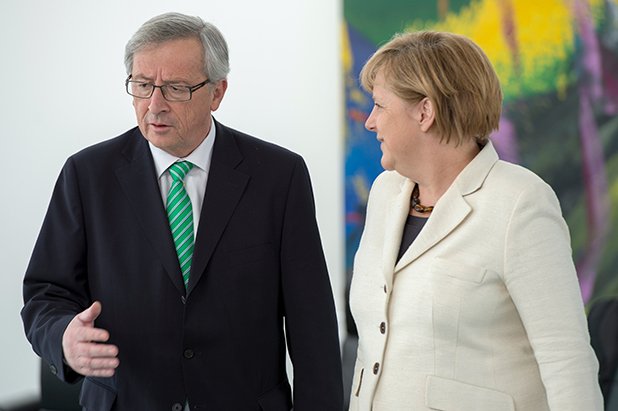 Жан-Клод Юнкер с германския канцлер Ангела Меркел в разговор за бъдещето на еврото