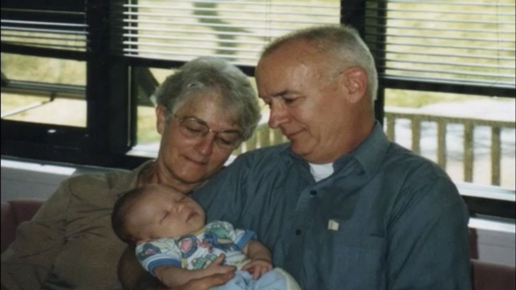 Dear Zachary: A Letter to a Son About His Father 
Този филм се гледа с минимална информация за него и голямо количество носни кърпички. Най-добрият приятел на създателя Кърт Куен, е убит от своята бивша приятелка, след като се разделя с нея. Но след 