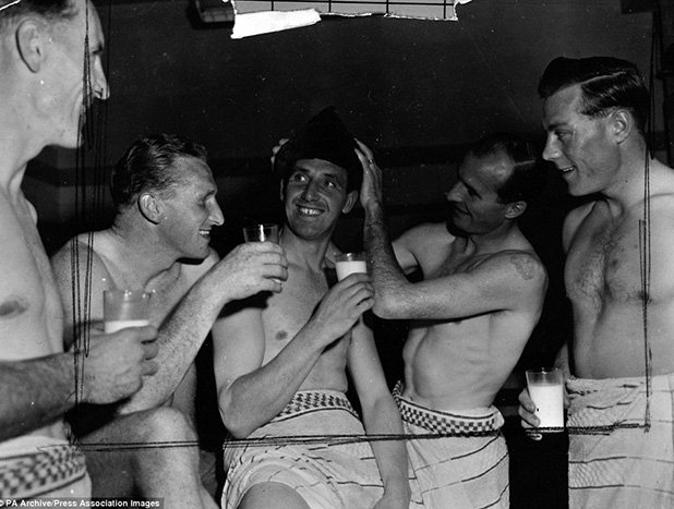 Отива ли ти ушанката, Томи? Футболистите на Арсенал се забавляват с голмайстора на тима Томи Лоутън, който е към края на 20-годишната си кариера през тази 1954-а. Ушанката е закачка с предстоящата седмица по-късно визита в Москва на Арсенал, за специален приятелски мач срещу Динамо. Мачът обаче не минава толкова весело за англичаните, разбити с 0:5.
